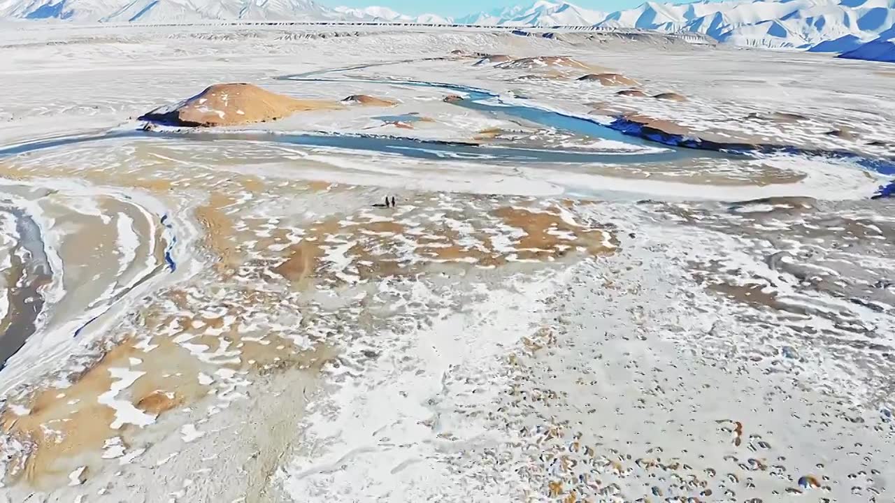 航拍冬季雪后中国新疆克州阿克陶木吉火山口与木吉河视频素材