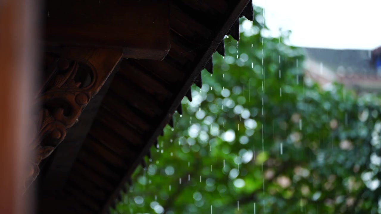 下雨天的屋檐视频素材