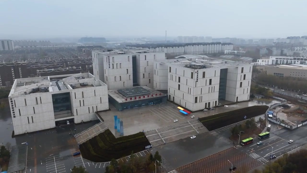 吉林省长春市博物馆早春雨景（航拍）视频素材