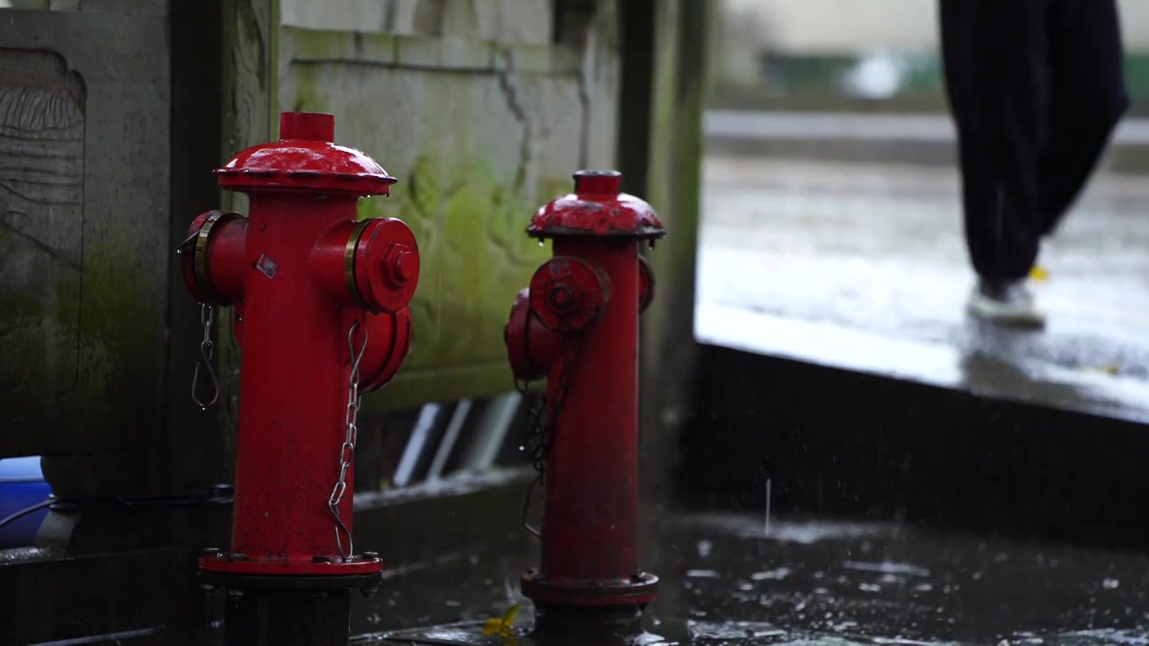 大雨中的消防栓视频素材