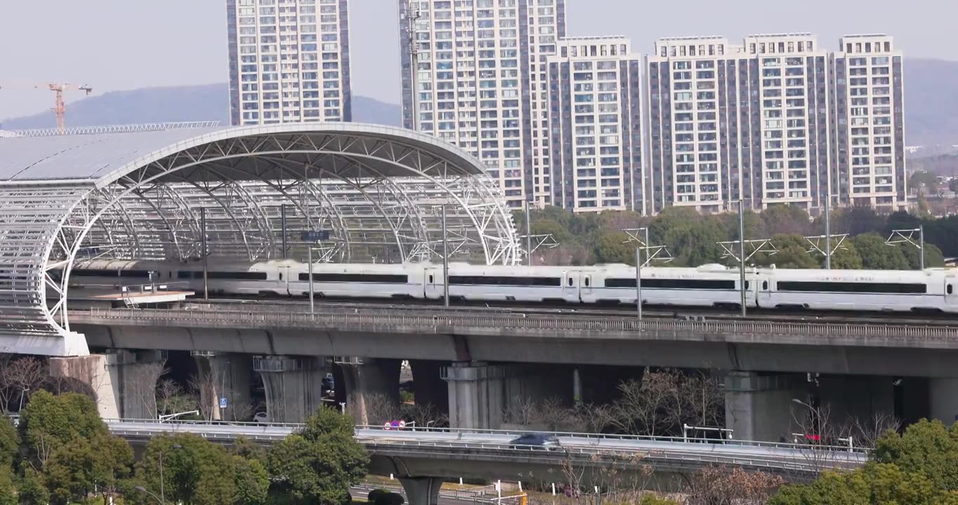 江苏省无锡市火车站东站京沪铁路高铁进站出站画面视频素材