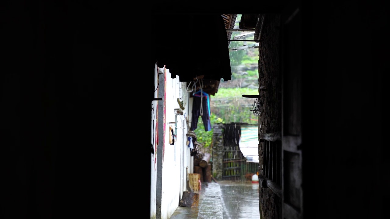 农村下雨天的屋檐视频素材