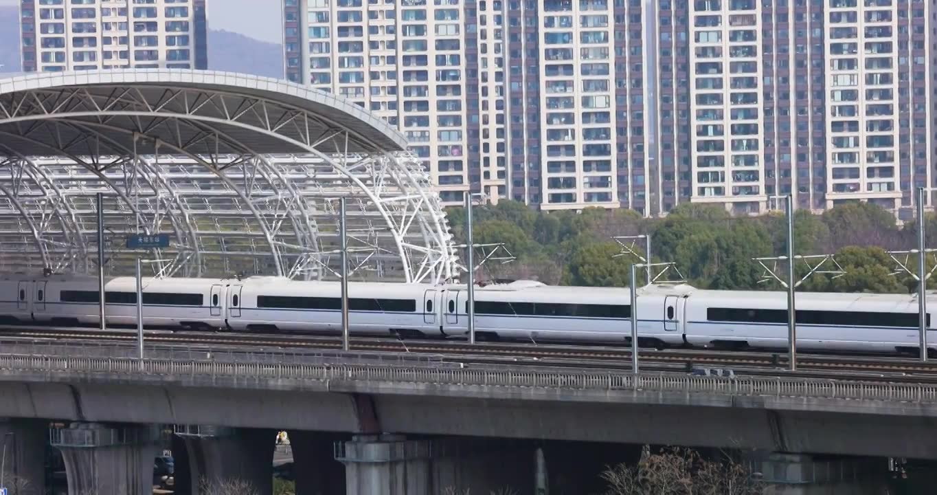 江苏省无锡市火车站东站京沪铁路高铁进站出站画面视频素材