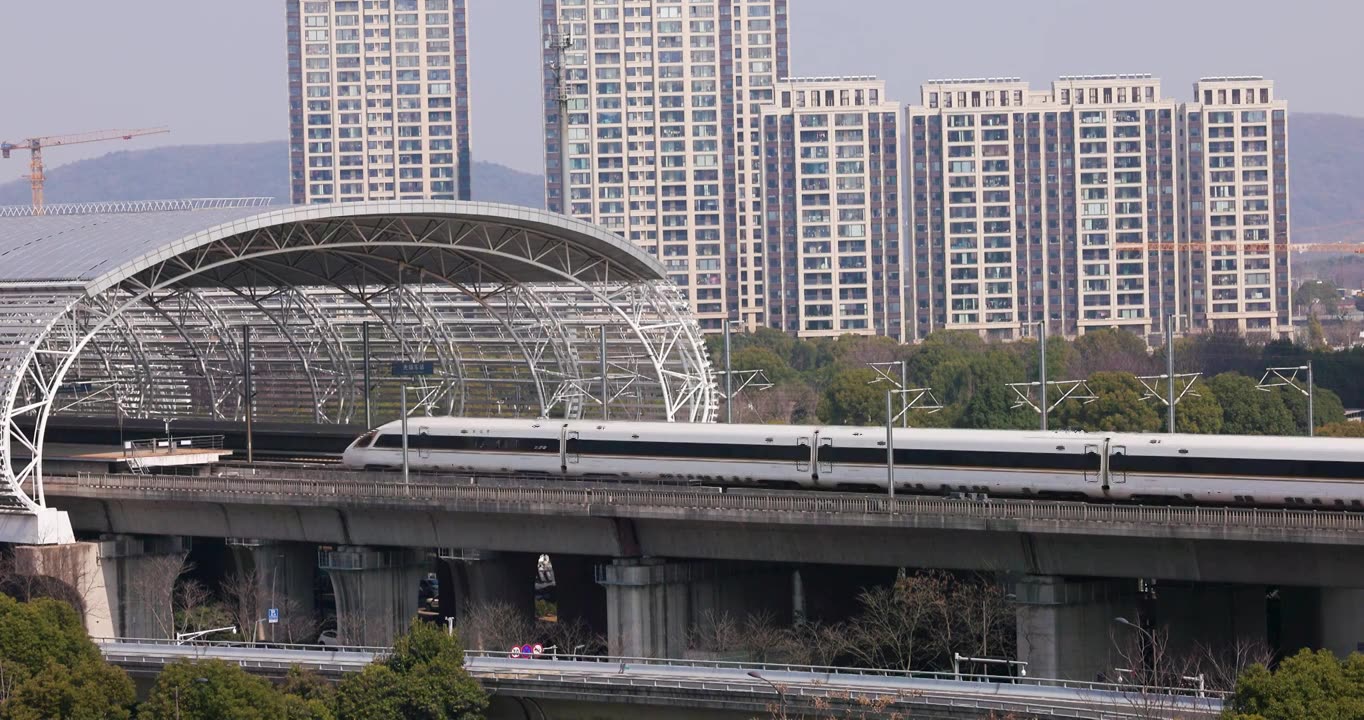 江苏省无锡市火车站东站京沪铁路高铁进站出站画面视频素材