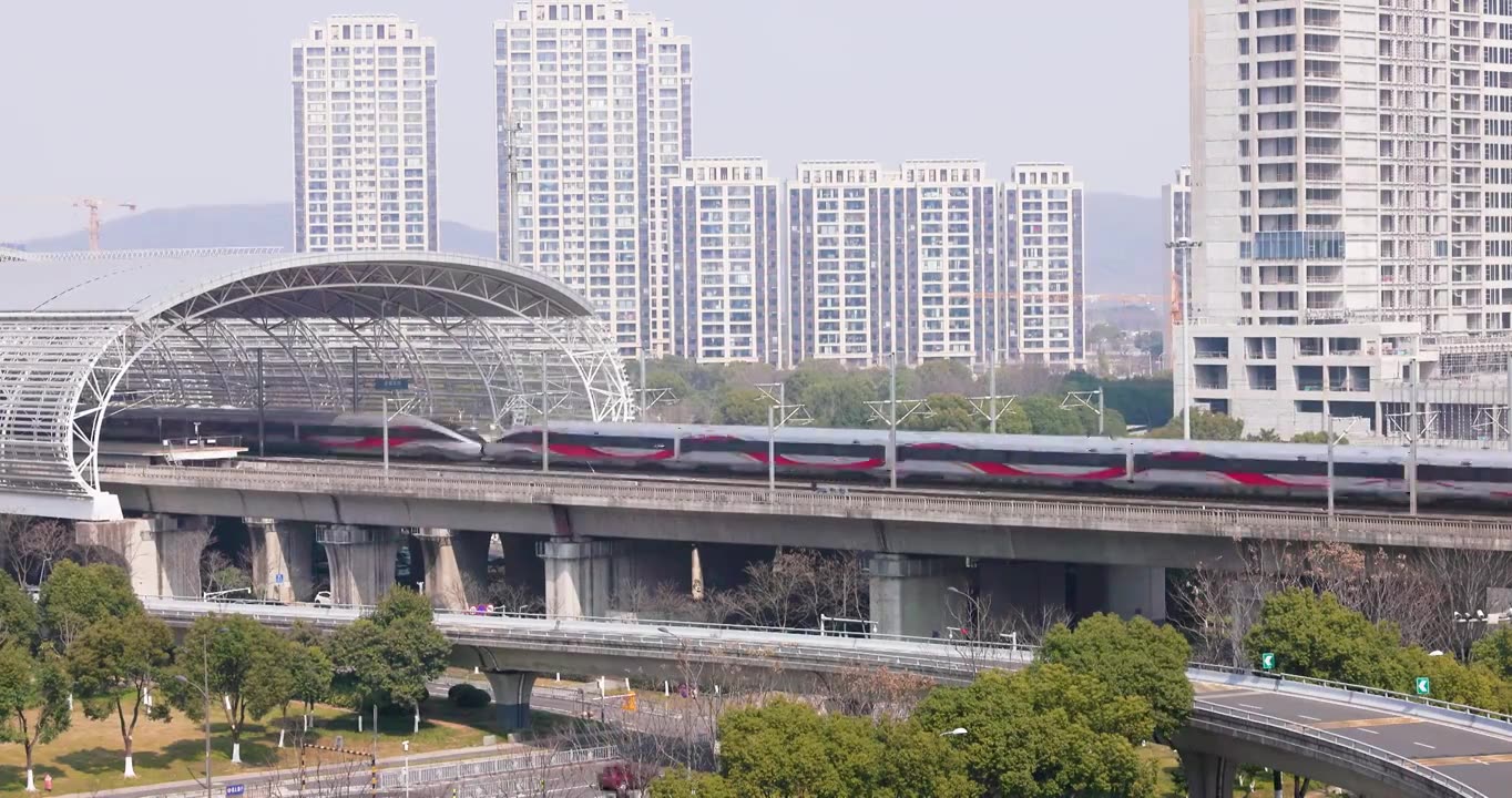 江苏省无锡市火车站东站京沪铁路高铁进站出站画面视频素材