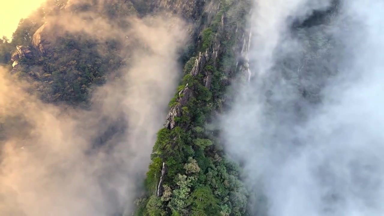 雾锁山林，雨后明月山视频素材