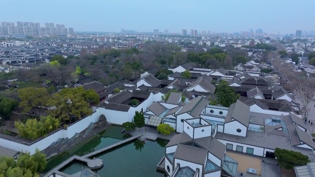 春天里苏州姑苏古典园林拙政园与苏州博物馆风景航拍视频素材