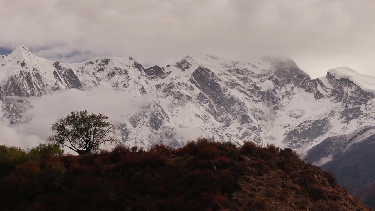 中国西藏南迦巴瓦雪山日落航拍视频素材