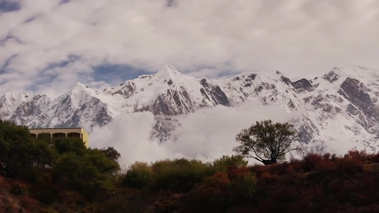 中国西藏南迦巴瓦雪山日落航拍视频素材