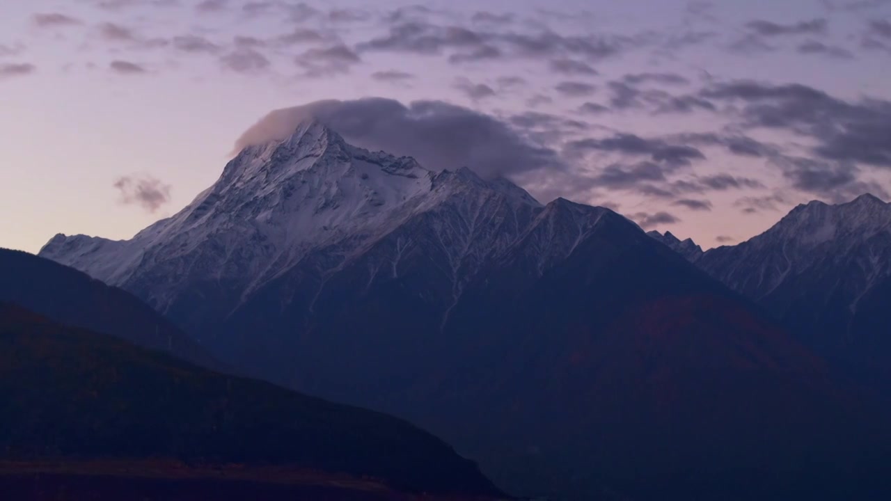 中国西藏南迦巴瓦雪山日落航拍视频素材