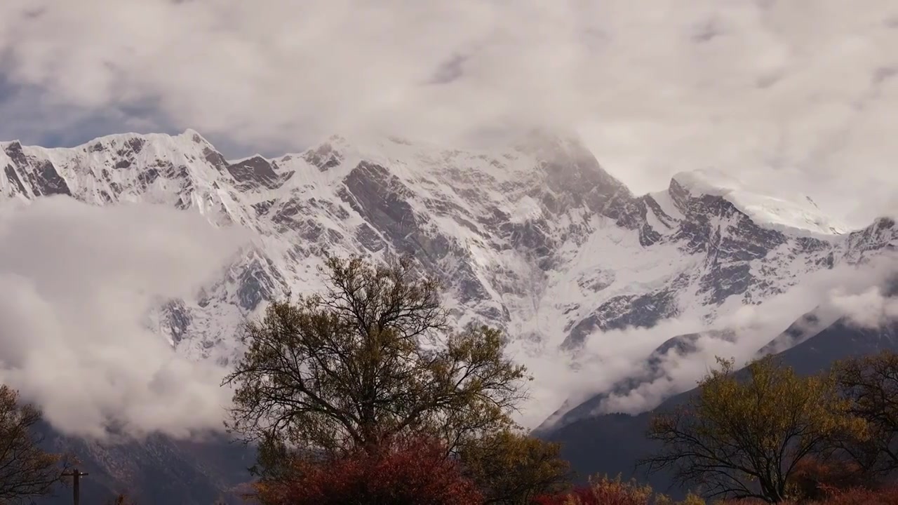 中国西藏南迦巴瓦雪山日落航拍视频素材