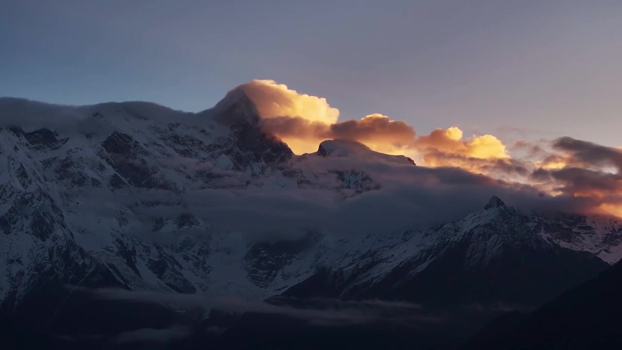 中国西藏南迦巴瓦雪山日落航拍视频素材