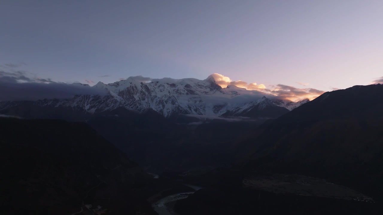 中国西藏南迦巴瓦雪山日落航拍视频素材