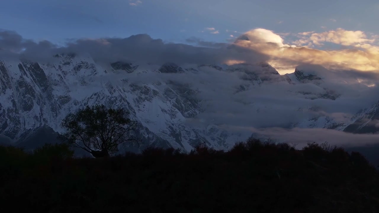 中国西藏南迦巴瓦雪山日落航拍视频素材