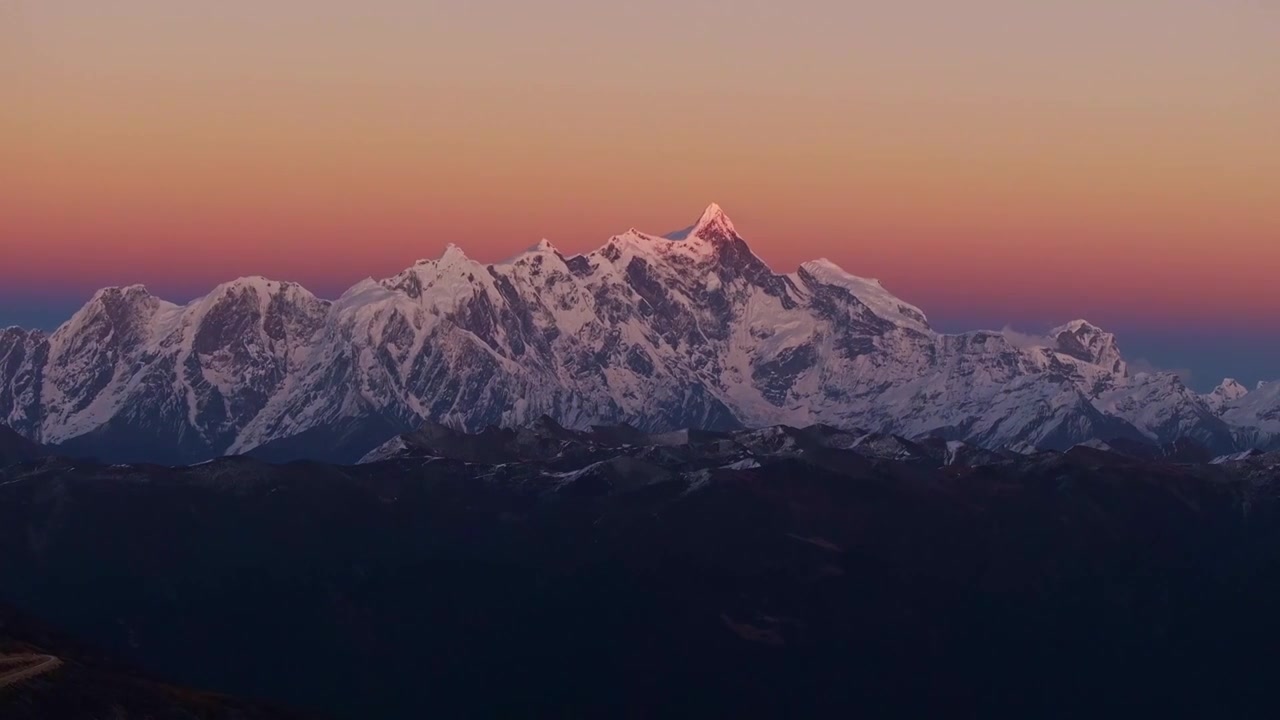 中国西藏南迦巴瓦雪山日落航拍视频素材