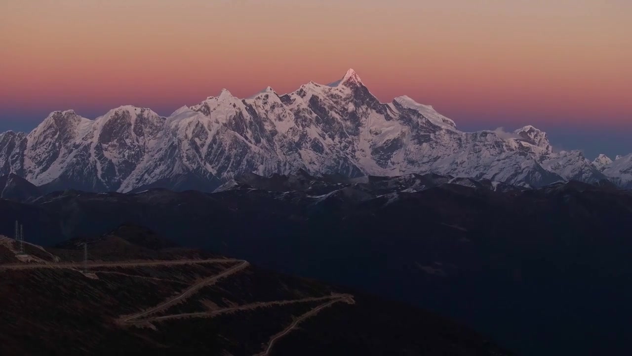 中国西藏南迦巴瓦雪山日落航拍视频素材