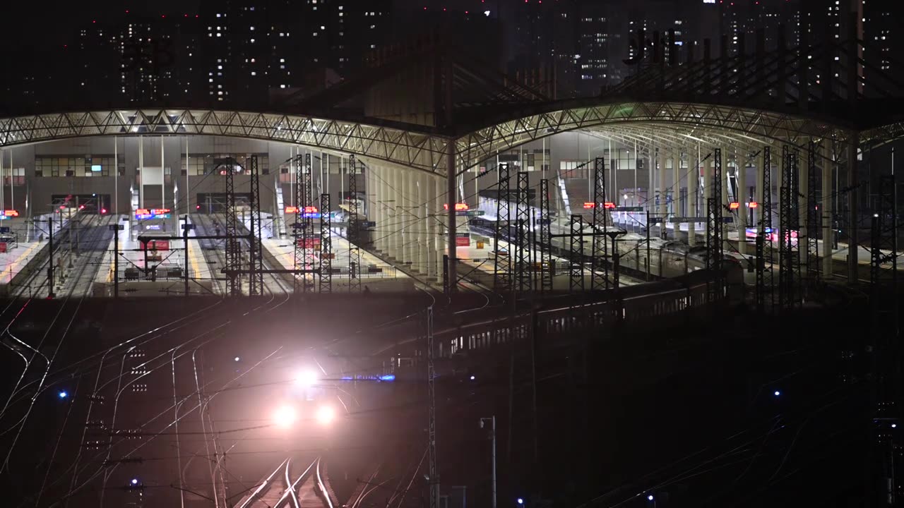 亚洲中国河南省郑州市火车站夜景视频素材