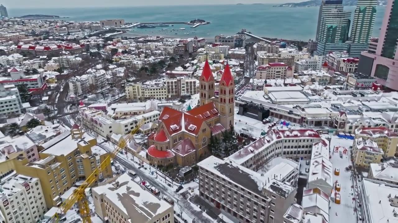 青岛雪后的圣弥厄尔教堂视频素材