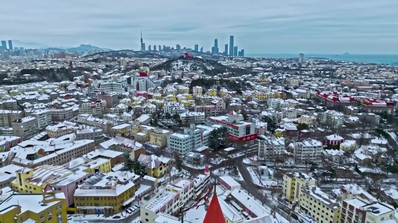 青岛雪后的圣弥厄尔教堂视频素材