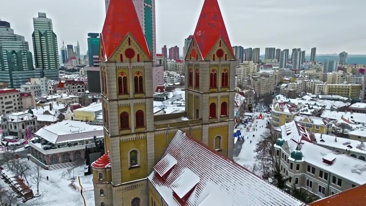 青岛雪后的圣弥厄尔教堂视频素材