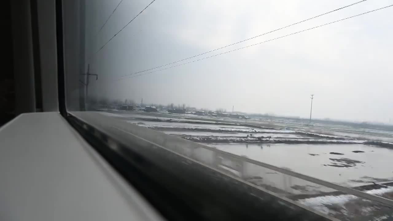 高铁行驶在白雪皑皑的大地上视频素材