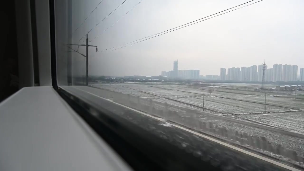 高铁行驶在白雪皑皑的大地上视频下载