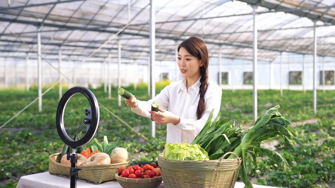 一个年轻女孩正在直播农产品销售视频素材