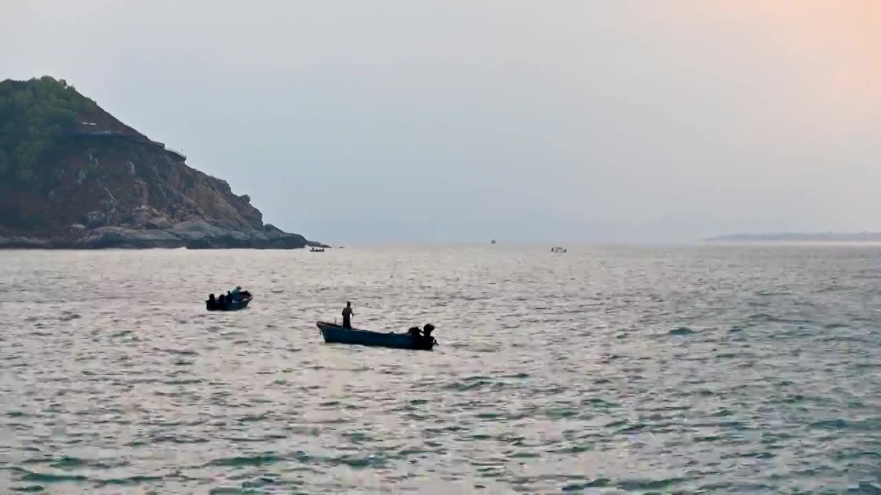 早晨海岛海上日出丁达尔与渔船视频素材