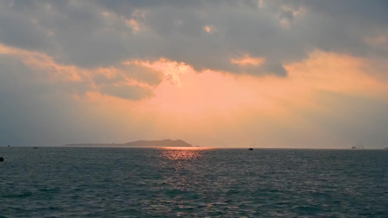 早晨海岛海上日出丁达尔与渔船视频素材