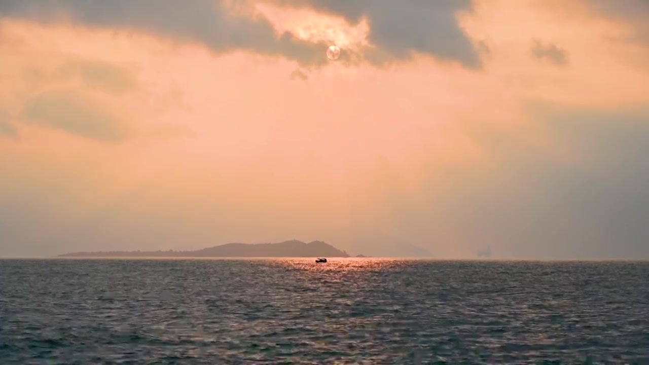 早晨海岛海上日出丁达尔与渔船视频素材