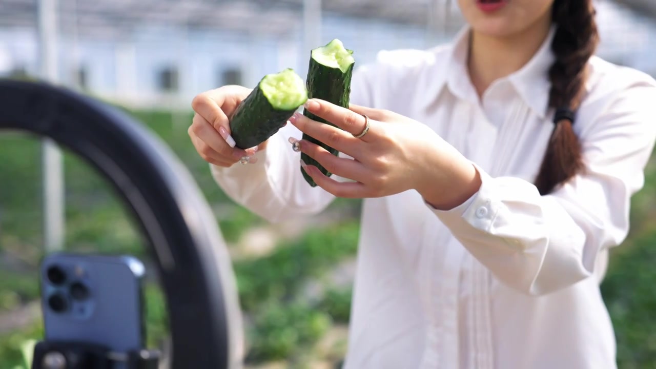 一个女孩子为农产品电商直播带货视频素材