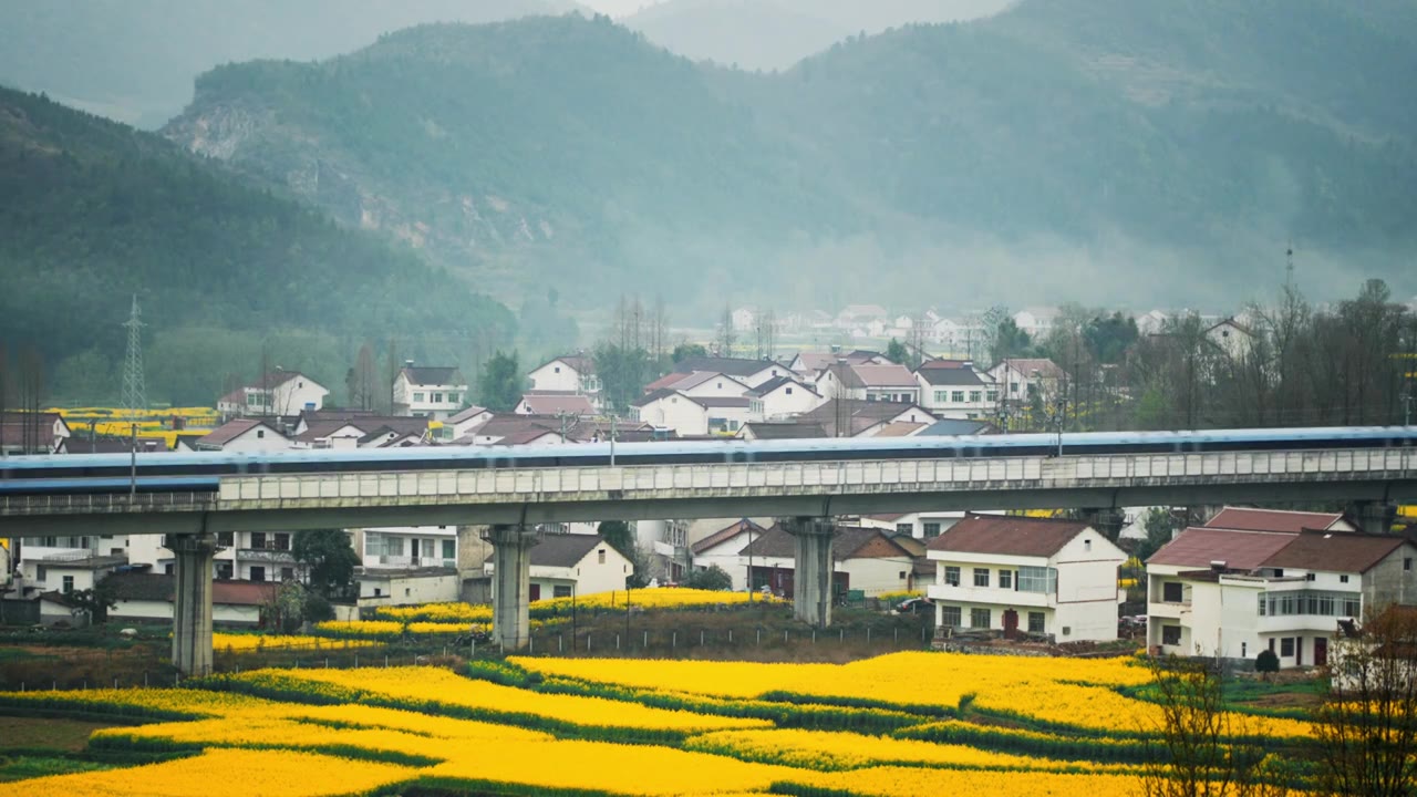 春天里行驶在美丽乡村的高铁动车视频下载