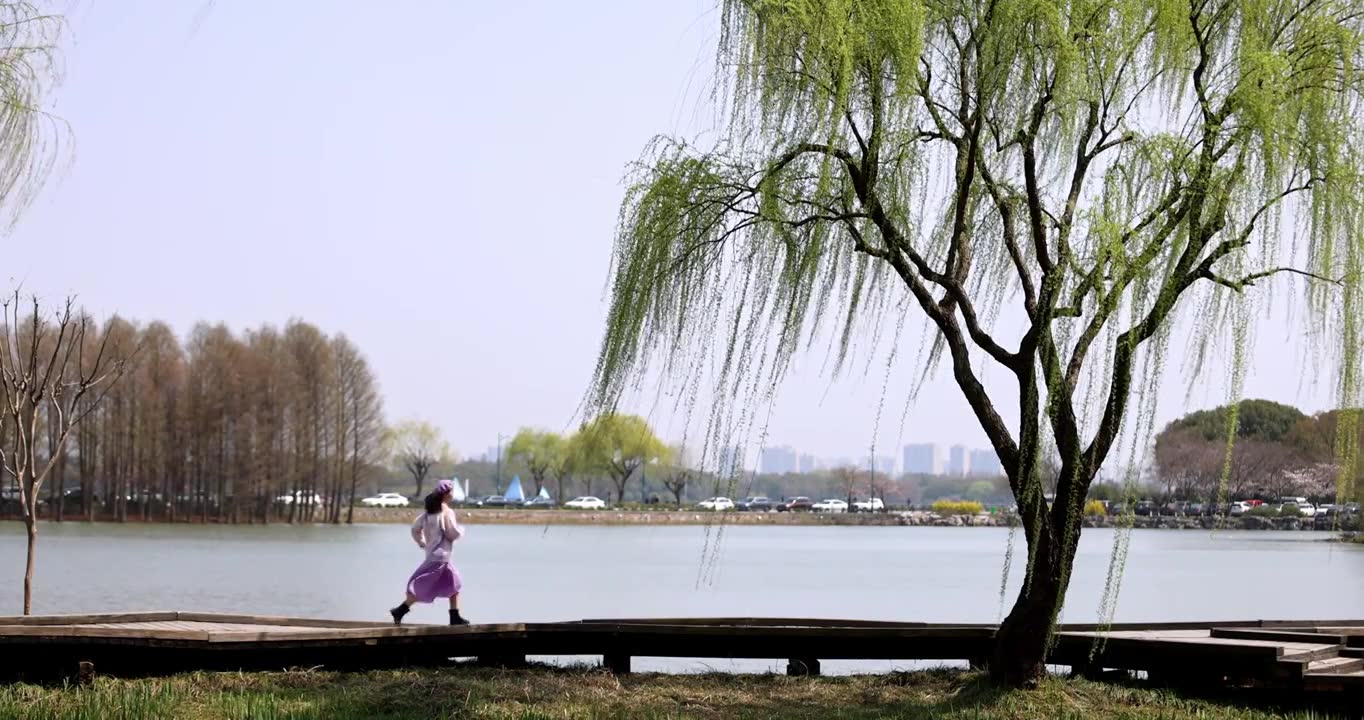 （慢镜）快乐的女子湖边奔跑休闲娱乐视频素材