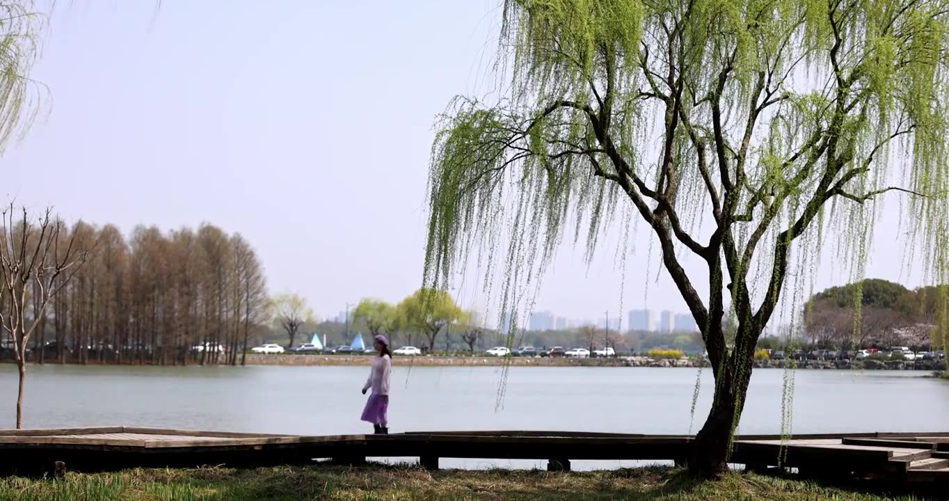 （慢镜）快乐的女子湖边行走休闲娱乐视频素材