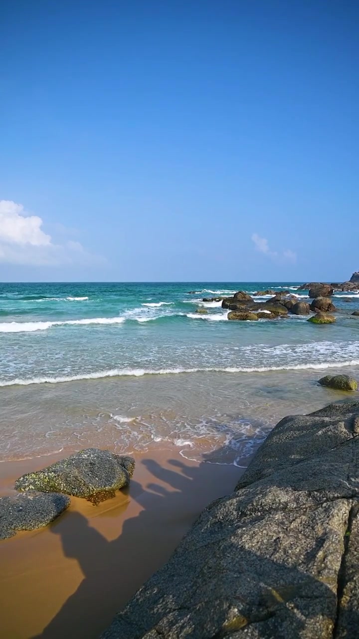 海南海边海浪与沙滩升格视频素材