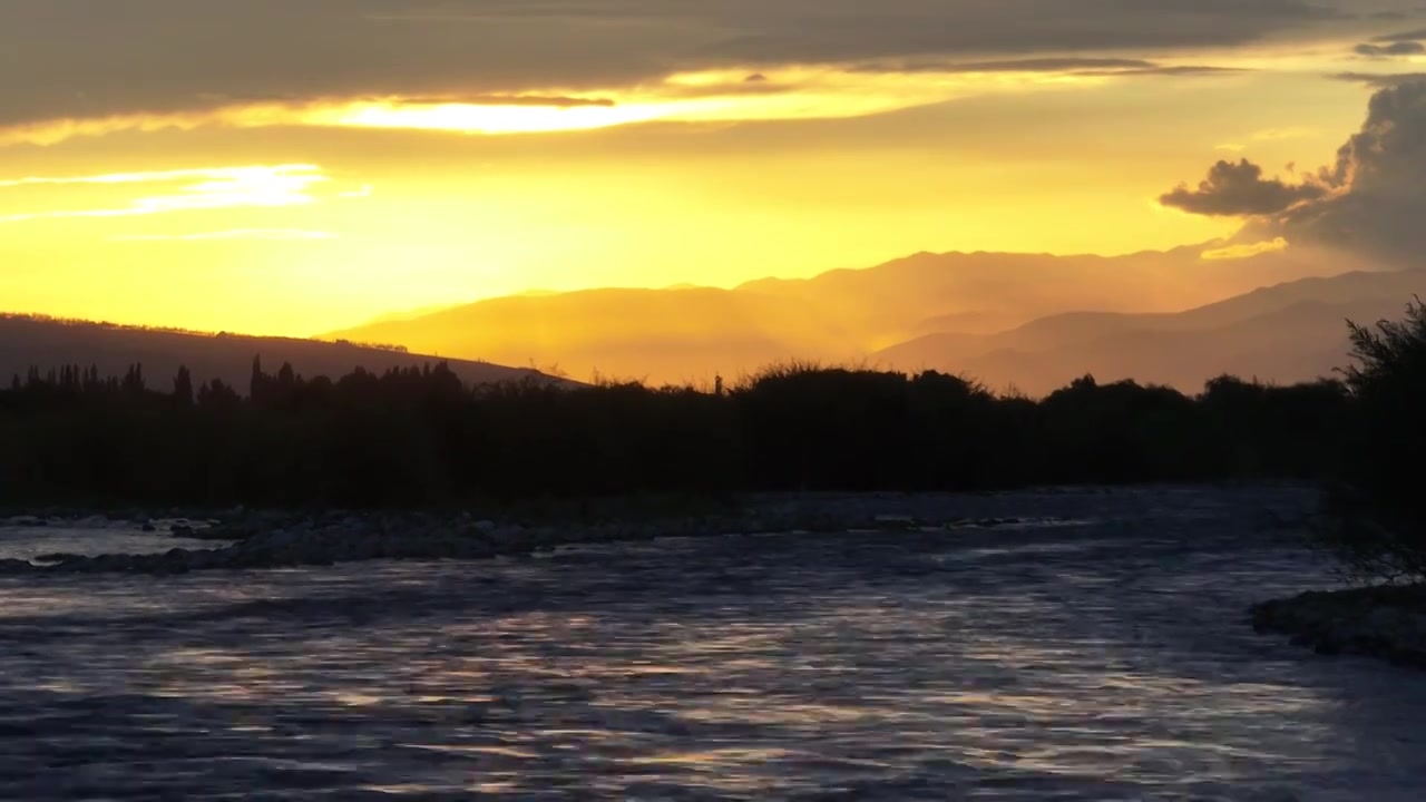 新疆伊犁晚霞 夕阳 落日 河流视频素材