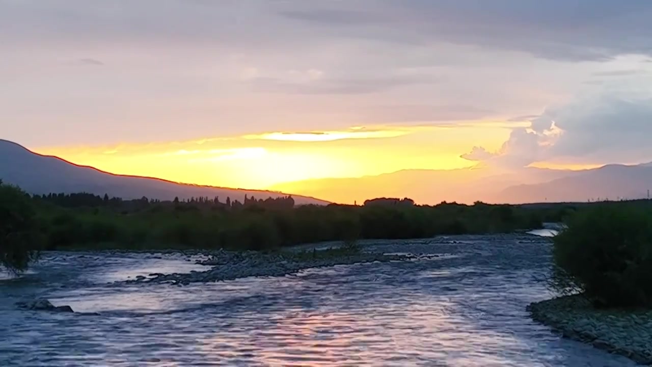 新疆伊犁晚霞 夕阳 落日 河流视频素材