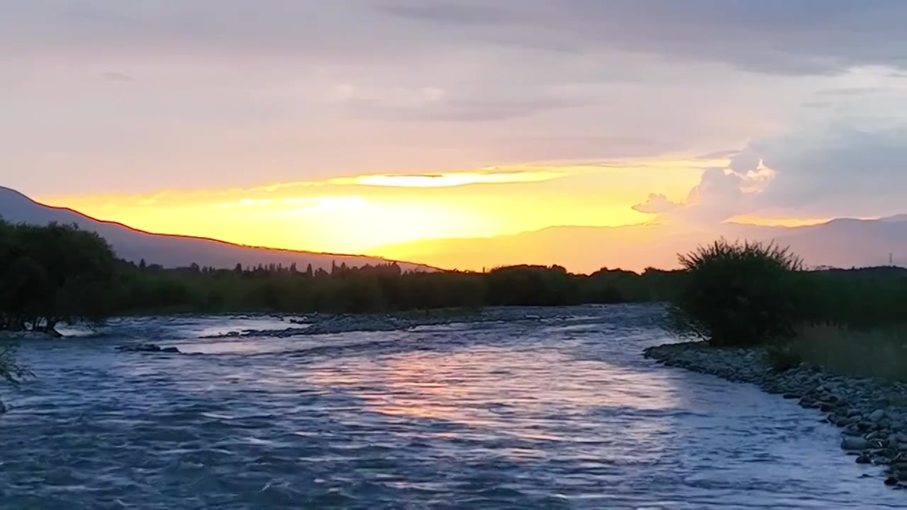 新疆伊犁晚霞 夕阳 落日 河流视频素材