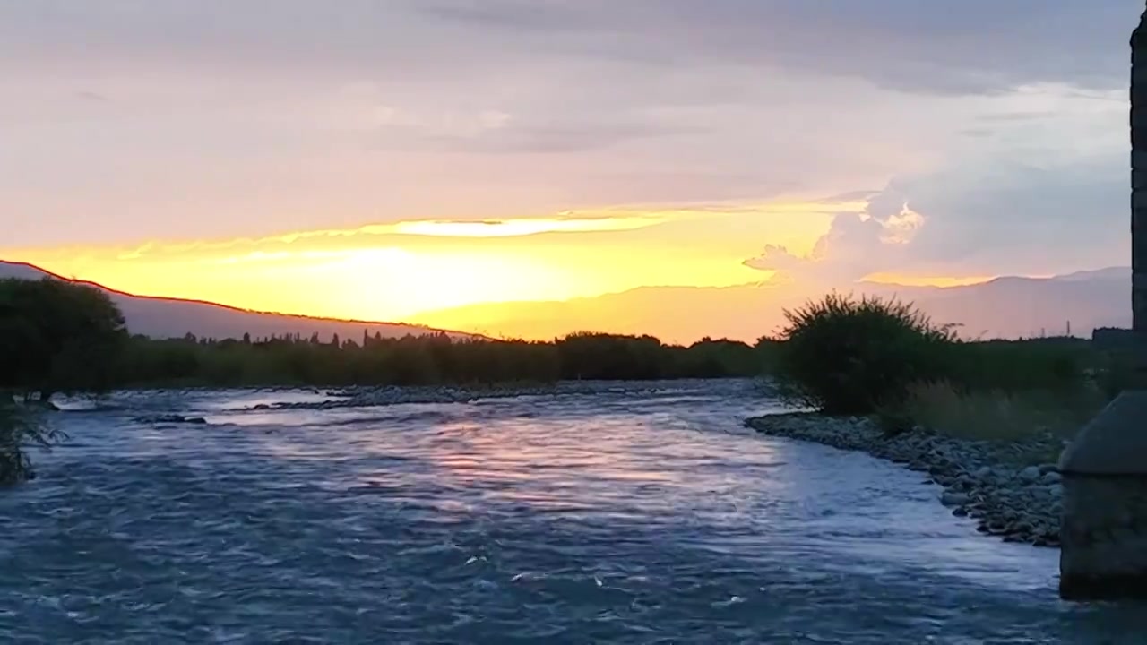 新疆伊犁晚霞 夕阳 落日 河流视频素材