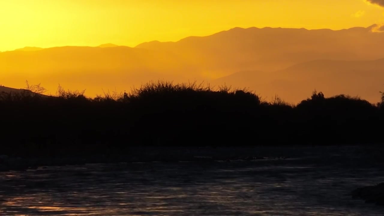 新疆伊犁晚霞 夕阳 落日 河流视频素材