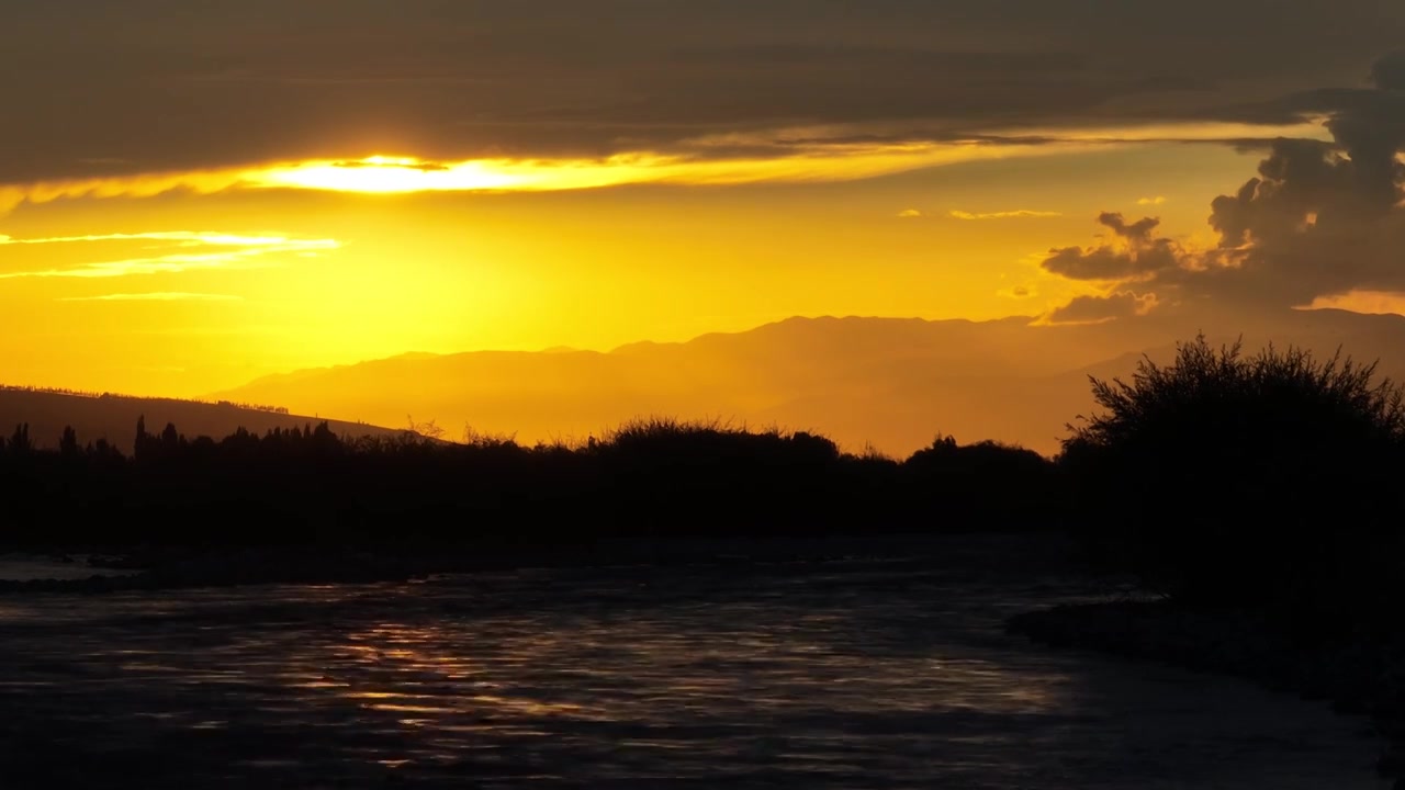 新疆伊犁晚霞 夕阳 落日 河流视频素材