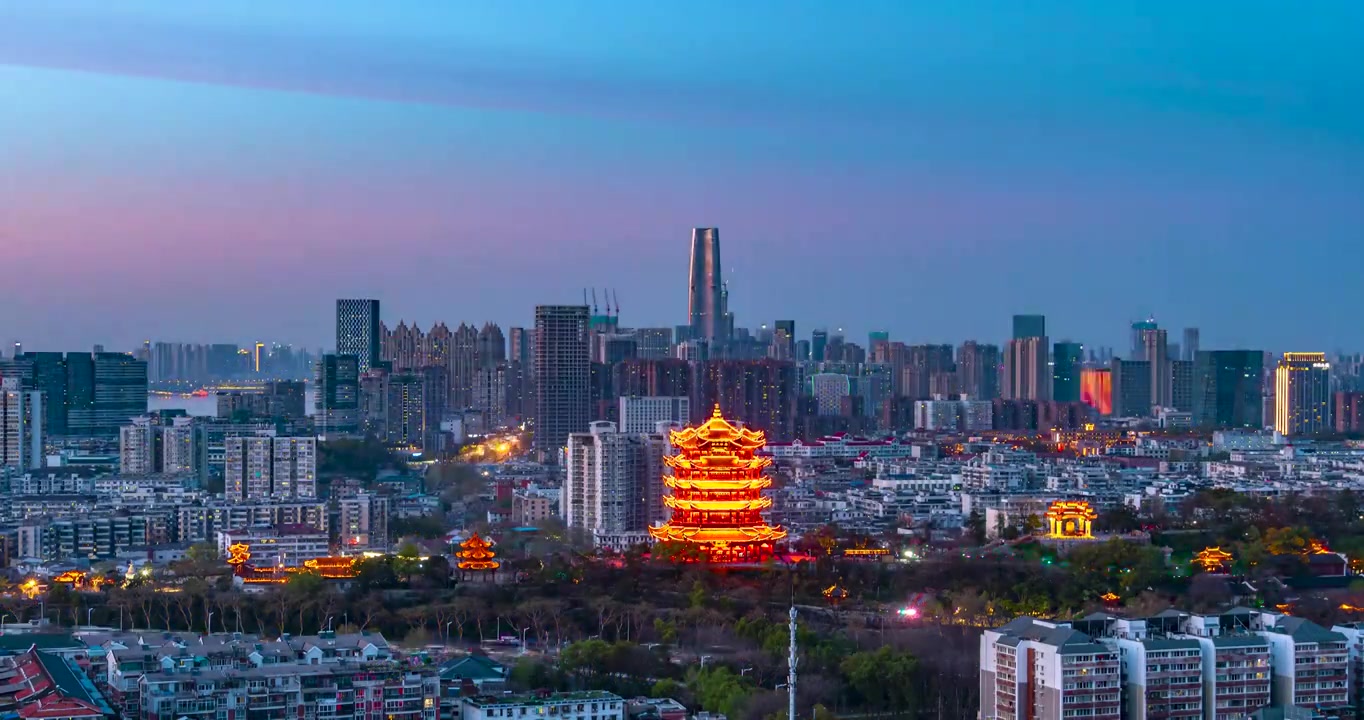 航拍武汉黄鹤楼和绿地中心古今同框城市天际线建筑日转夜延时视频素材