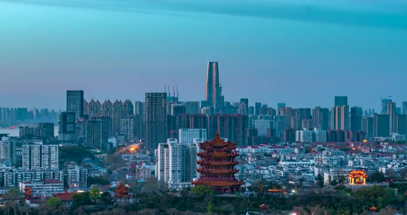 航拍武汉黄鹤楼和绿地中心古今同框城市天际线建筑日转夜延时视频素材