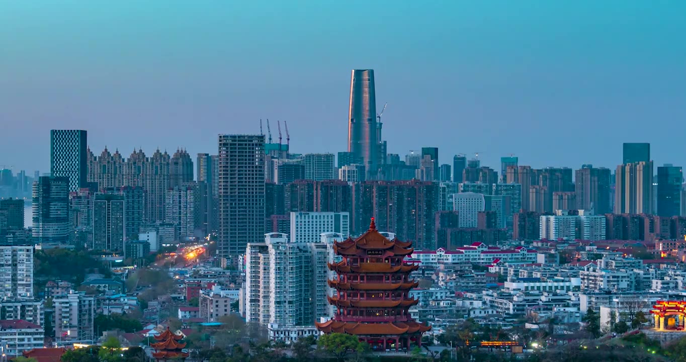 航拍武汉黄鹤楼和绿地中心古今同框城市天际线建筑日转夜延时视频素材