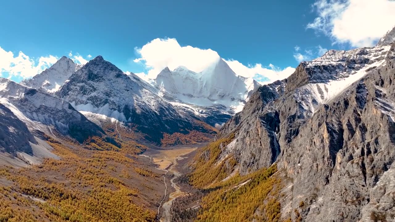 稻城亚丁秋景航拍视频素材