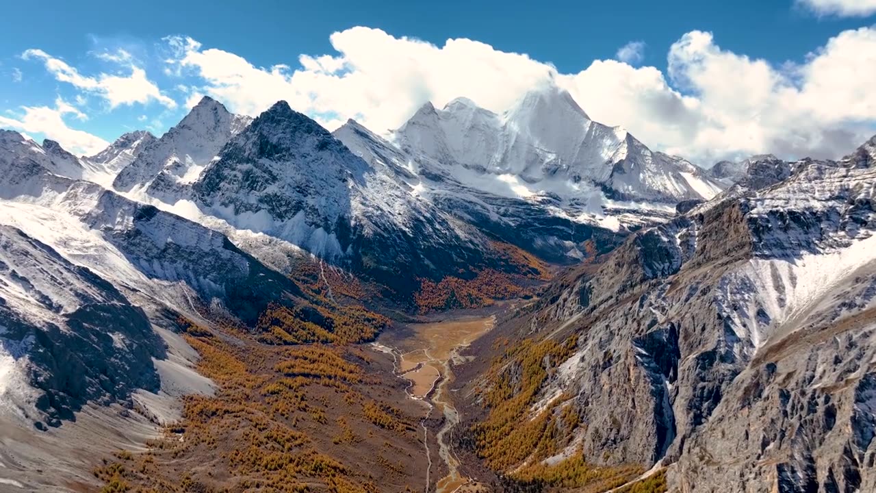 稻城亚丁秋景航拍视频素材