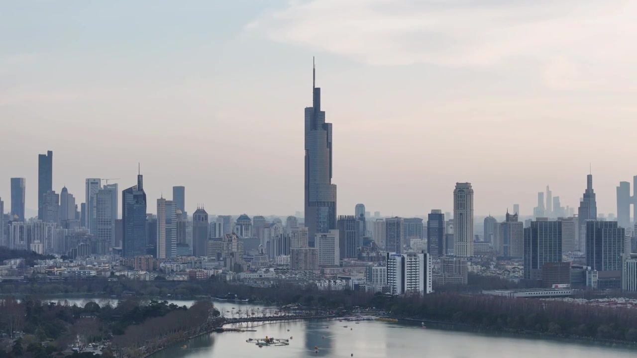 中国江苏南京新街口紫峰大厦和城市天际线夜景视频素材