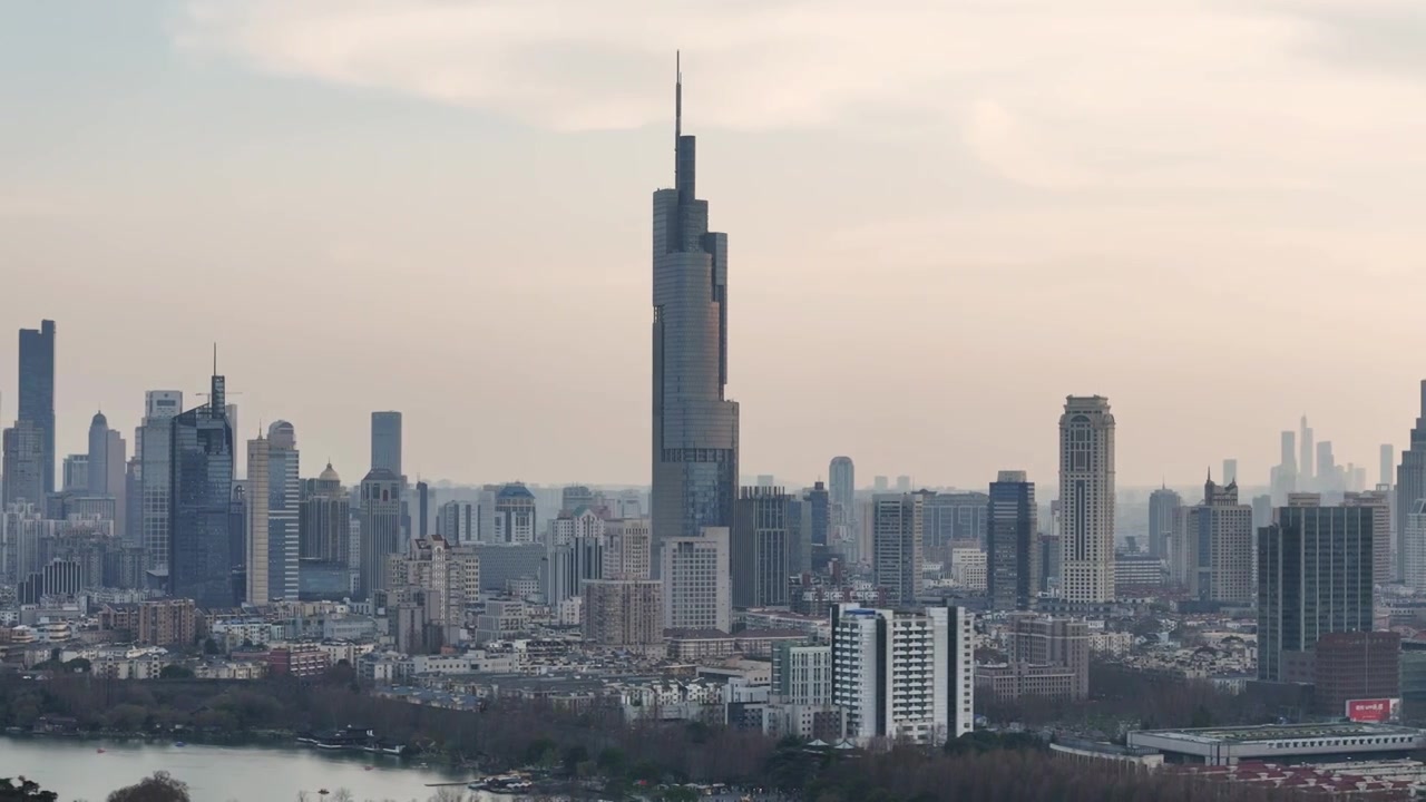 中国江苏南京新街口紫峰大厦和城市天际线夜景视频下载