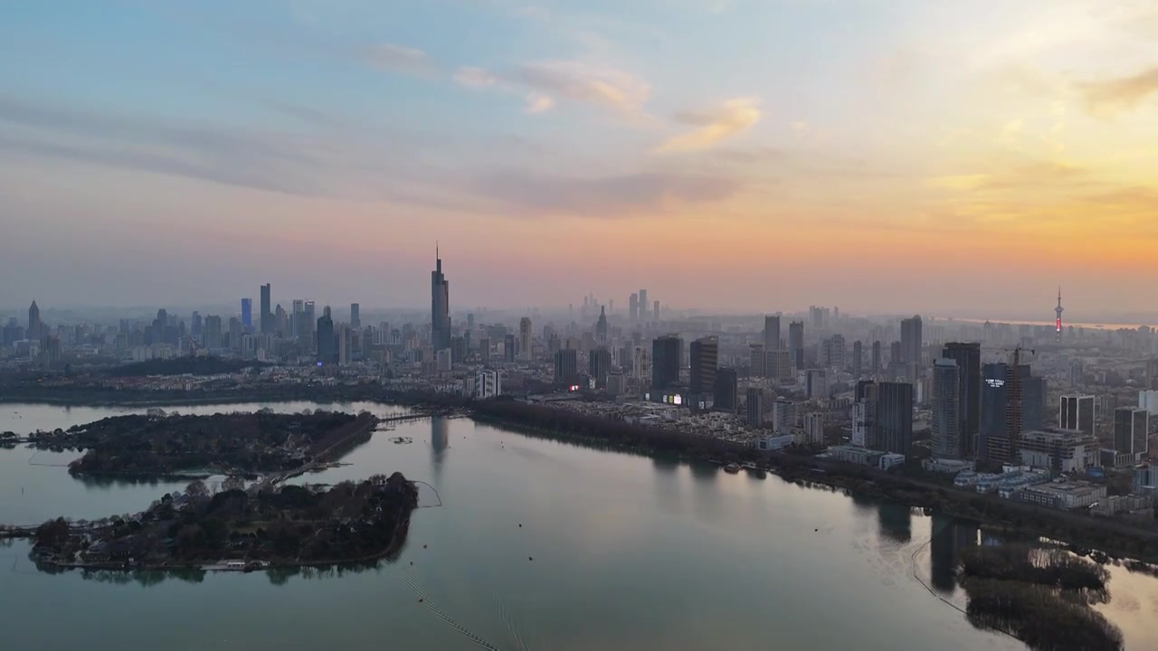 中国江苏南京新街口紫峰大厦和城市天际线夜景视频素材