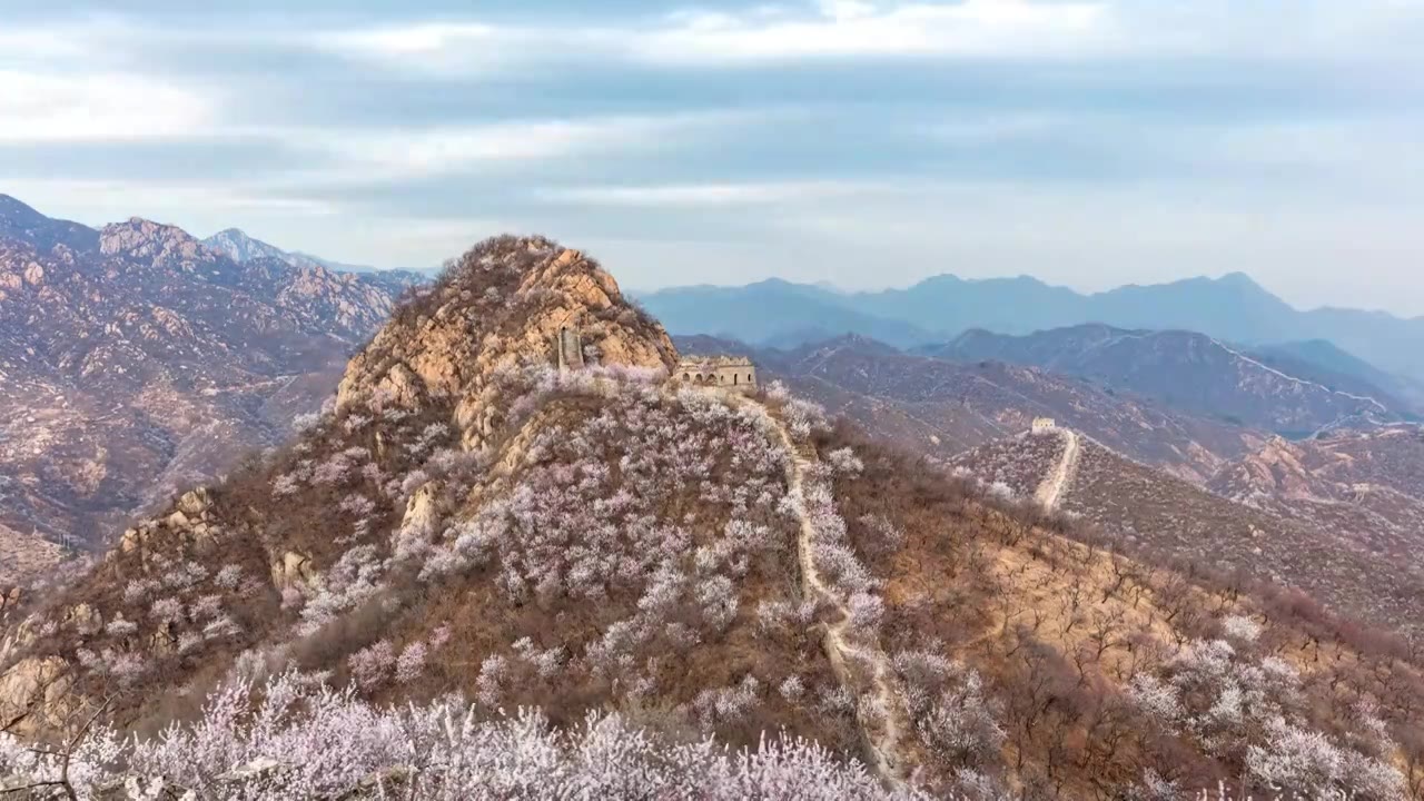 北京延庆龙泉峪大庄科长城春季桃花云层延时摄影视频下载